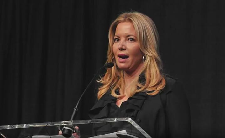 开云APP-媒体人谈巴斯家族内斗：现在体育世界的宫廷戏 反映的都是人性